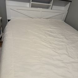 Queen bed, farmhouse style 