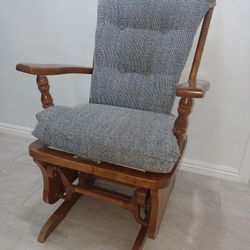 BEAUTIFUL WOOD ROCKING CHAIR 