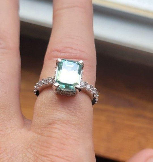 Beautiful 4.25 Ct Vvs1 Total Carat Weight Emerald Blue Gree Moissanite Diamond.925 Silver Ring

SIZE 7