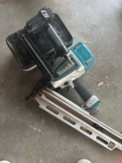 Nail gun w nails