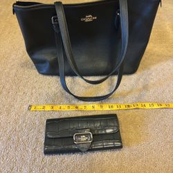 Beautiful Dark Green Coach Tote With Matching Wallet 