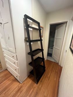Wall- leaning shelf