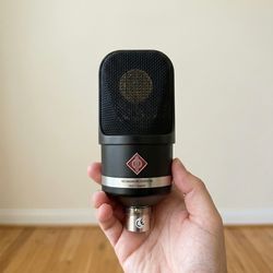 Neumann TLM 107 with EA4 shock mount — multi-pattern condenser — like new