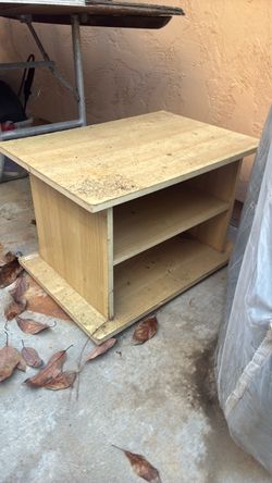 Free short wood shelf table