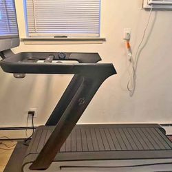 Peloton Treadmill Plus 