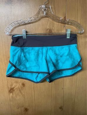 Women’s Lululemon 2.5” lined “Speed-Up” shorts- size 4