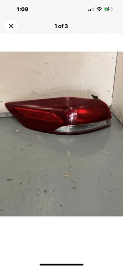 2017-2018 Hyundai Elantra Left/Driver Side Halogen Tail Light P/n92401-f2 OEM