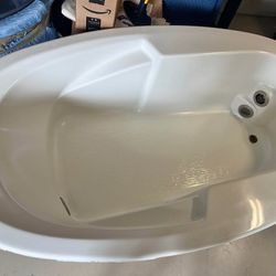 JACUZZI TUBE 😃👍(MAAX PEARL) BRAND NEW ITEM❤️Retails For Over 3k. Asking $1200 OBO🙂Taking ALL OFFERS? BUY NOW & SAVE👂🏻