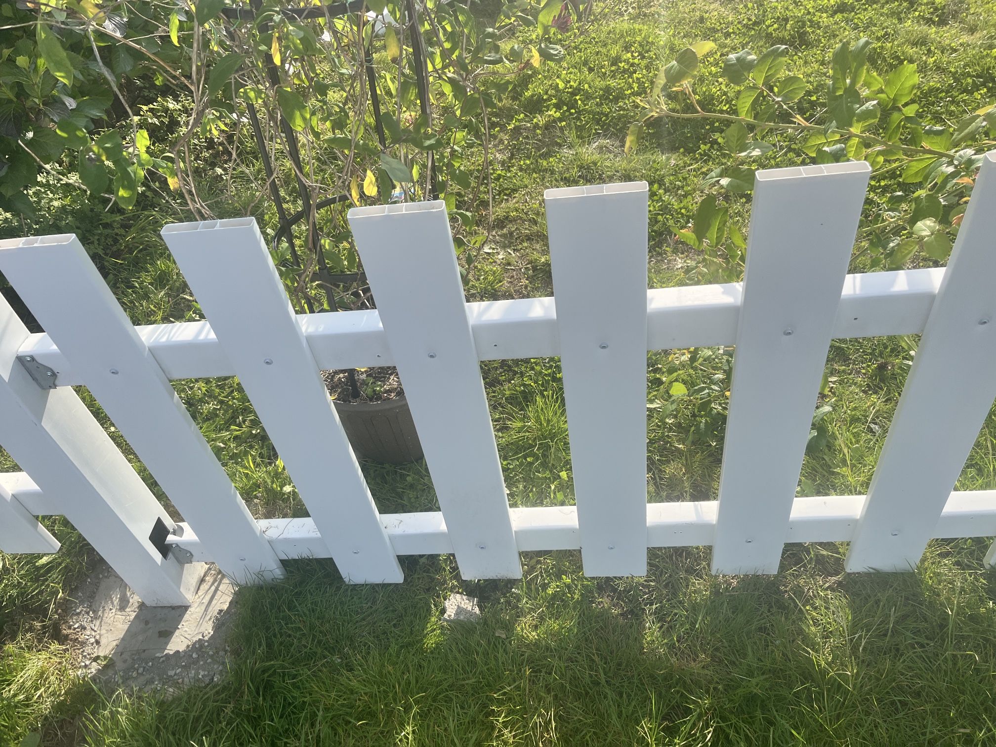 Veranda white vinyl fence picket