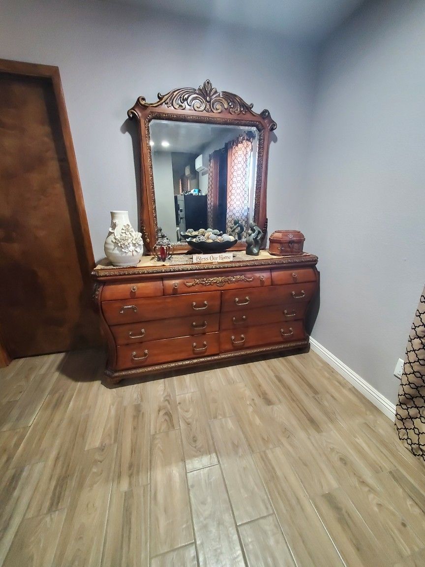 Dresser With Mirror