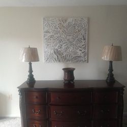 Elegant Dresser with Detachable Mirror- Multipurpose Use