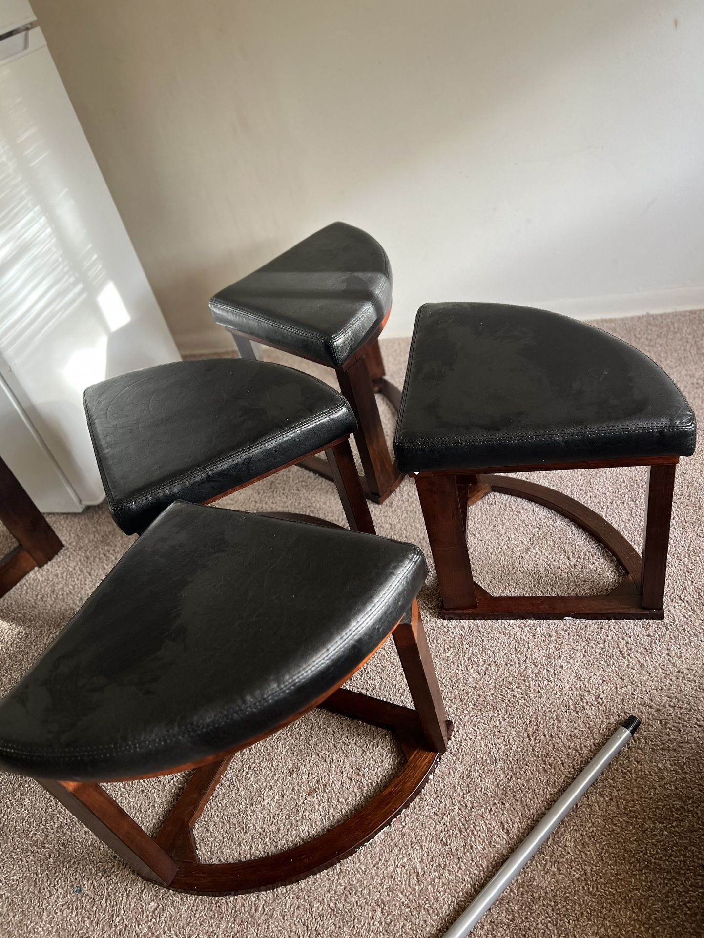 COFFEE TABLE WITH FOUR STOOLS