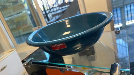 Round plastic containers