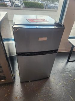 Insignia 3.0 Cu Ft Top Freezer Refrigerator Stainless Steel 