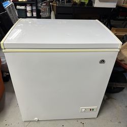 Deep chest freezer 5.1 cu. ft.