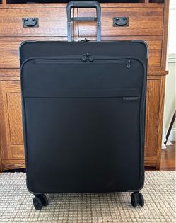 Briggs & Riley Black Baseline Large Expandable 4-Wheel Spinner Suitcase.