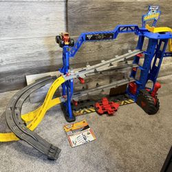 Monster Jam Garage Playset and Storage with Exclusive Grave Digger Monster Truck Cars, Lights & Sounds, Kids Toys