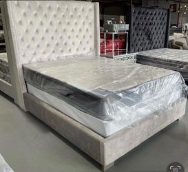 NEW IN BOX 6FT Tall Silver Grey Tufted Velvet Fabric with diamonds Queen And King Size