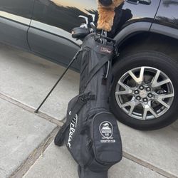 Really nice, gently used Discovery Bay Golf Bag, Titelist, stand bag, single strap (not double) but the bag is very light. Doggy & Clubs not included