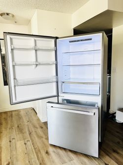 Hisense PureSpace 17.2-cu ft Counter-Depth 32-in Wide Bottom-Freezer Refrigerator Fingerprint Resistant Stainless Steel ) ENERGY STAR Certified