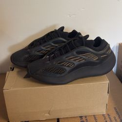 Yeezy 700 V3 Clay Brown - Size 9.5