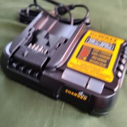 DeWalt 4 Amp Charger
