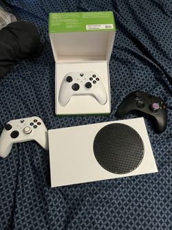Xbox Series S + 3 Controllers