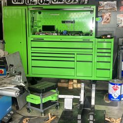 US General toolbox With Hutch, End Locker And Extra Tool Storage. 