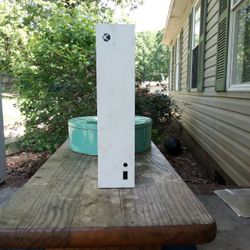 We Have This Game For 1 Year Now Is In Good Condition Butttt The Back HDMI Cord Piece Is Chip We Will Resell For 75 Buck 