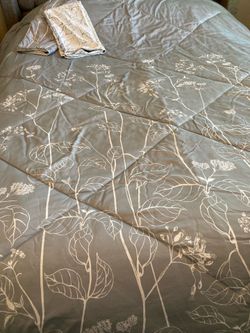 King comforter with Shams Reversible