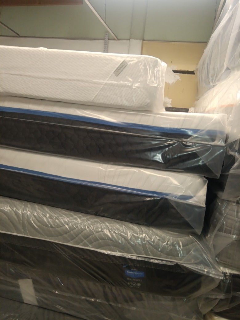 π€π€π€ $209 Queen Memory Foam Mattress Only $209 π€π€π€