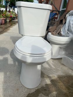 Toilet in good condition, very clean, and fully functional; it measures 17 inches in height.