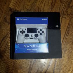 PS4 AND WIRELESS CONTROLLER 