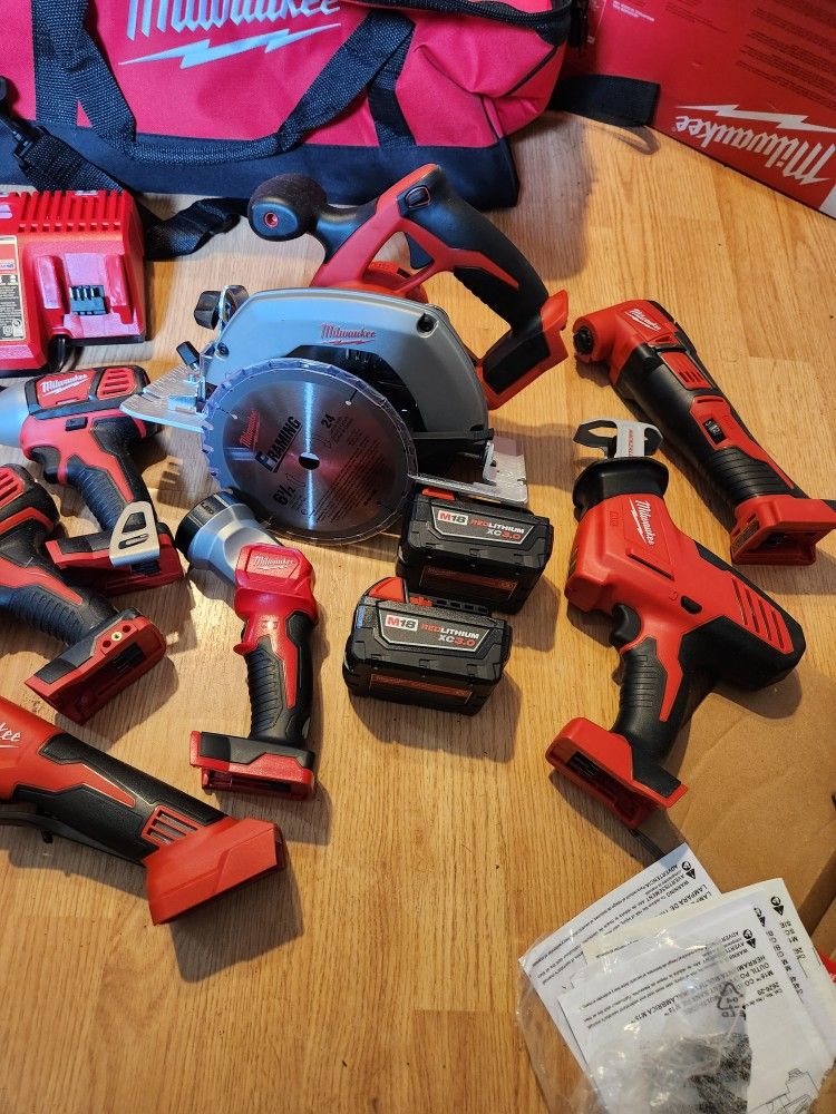 7-tools Milwaukee 2 Bateries,bag And Charger