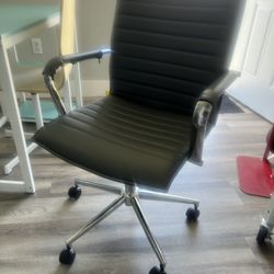 !!!!!TWO DESK CHAIRS AVAILABLE NOW!!!!!