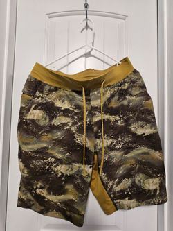 Men's Lululemon shorts and shirt