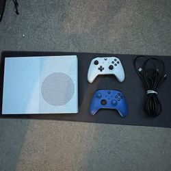 Microsoft Xbox one S 781 GB Bundle - Used Console Slightly damaged - Works brand new 