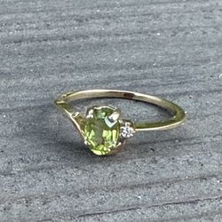 Vintage 14k solid Gold Ring with peridot