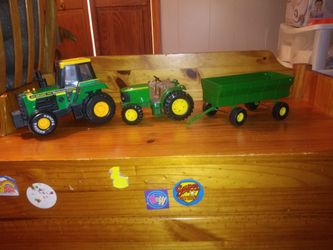 Child's Tractor. 3 Piece. Set .JOHN DEERE 
