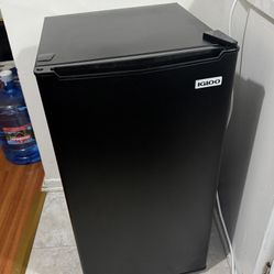 Igloo Mini Fridge / Refrigerator 