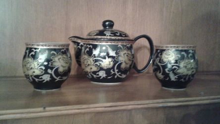 CHINESE TEAPOT WITH 2 CUPS