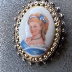 Pin-medallion-hand Painted Made In Limoges France -vintage