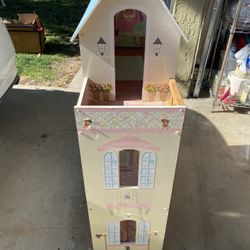 Cute Doll House For A Little Girl $40 In Great Used Conditions 
