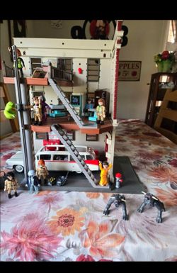 GHOSTBUSTERS MOBIL FIREHOUSE PLAYSET