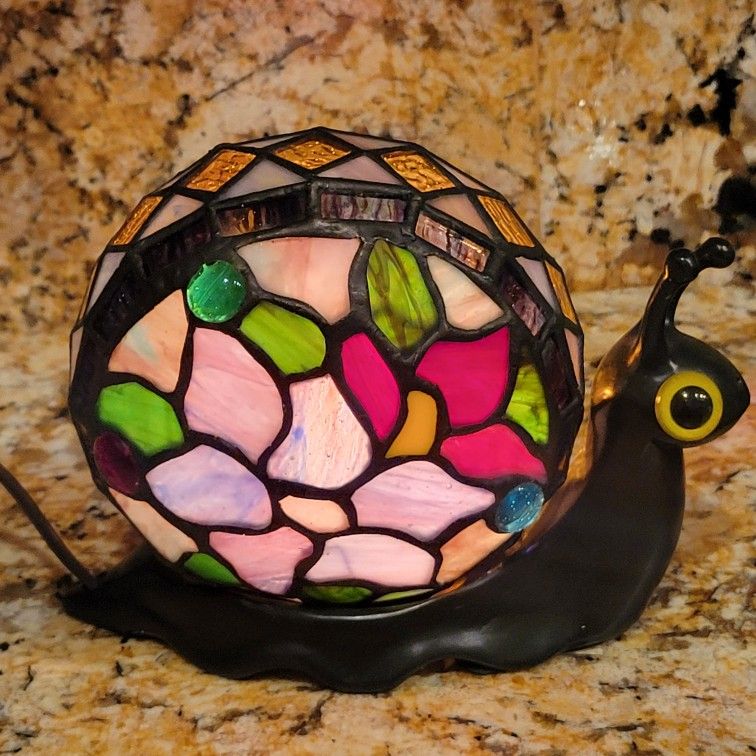 Quoizel Tiffany Style Snail Accent Night Light Lamp. Pre-owned, perfect
shape, in great working and cosmetic shape - please see photos for
details.