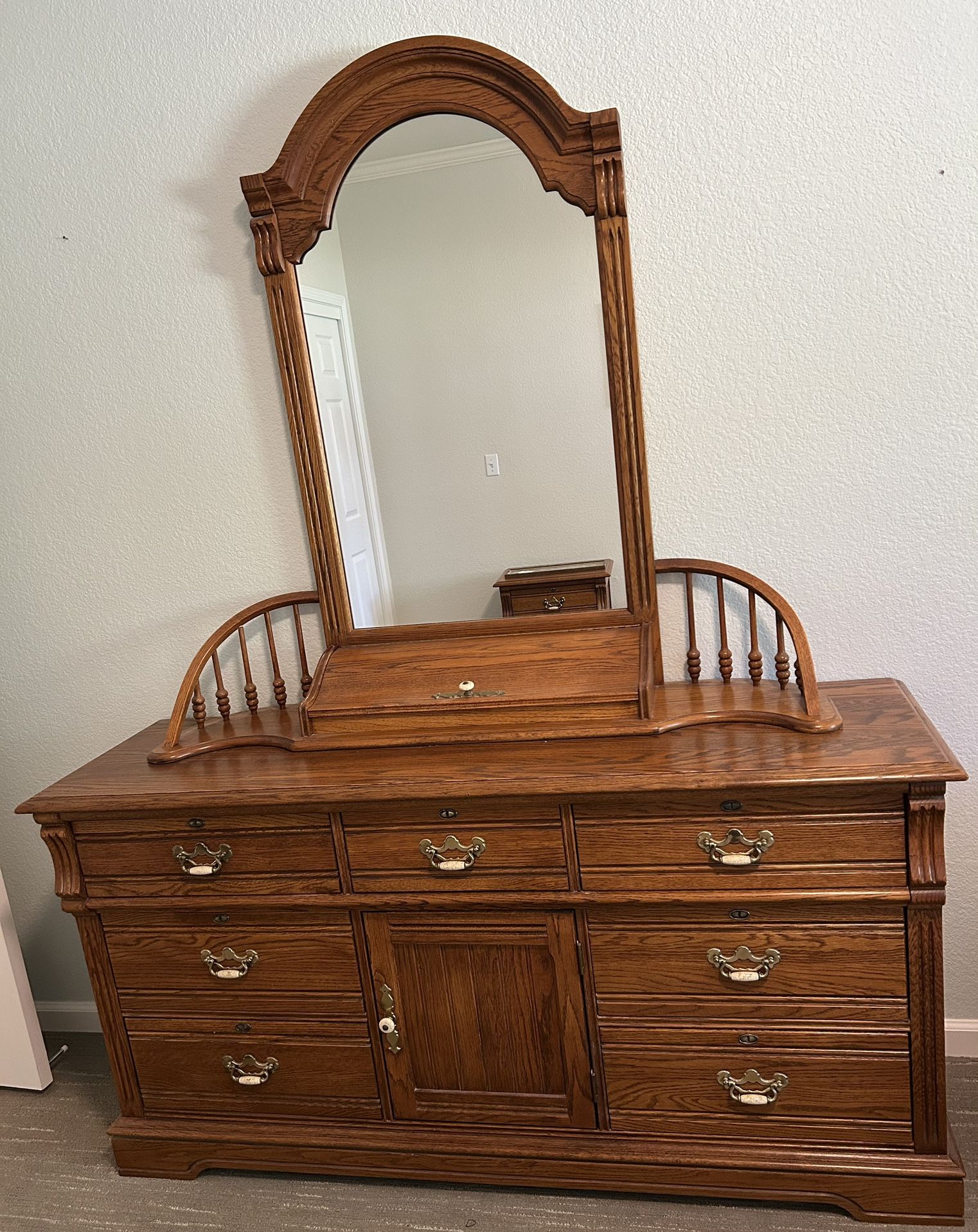 Dresser w/mirror