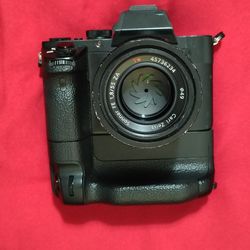 Sony A7 ii + Battery Grip (NO LENS)