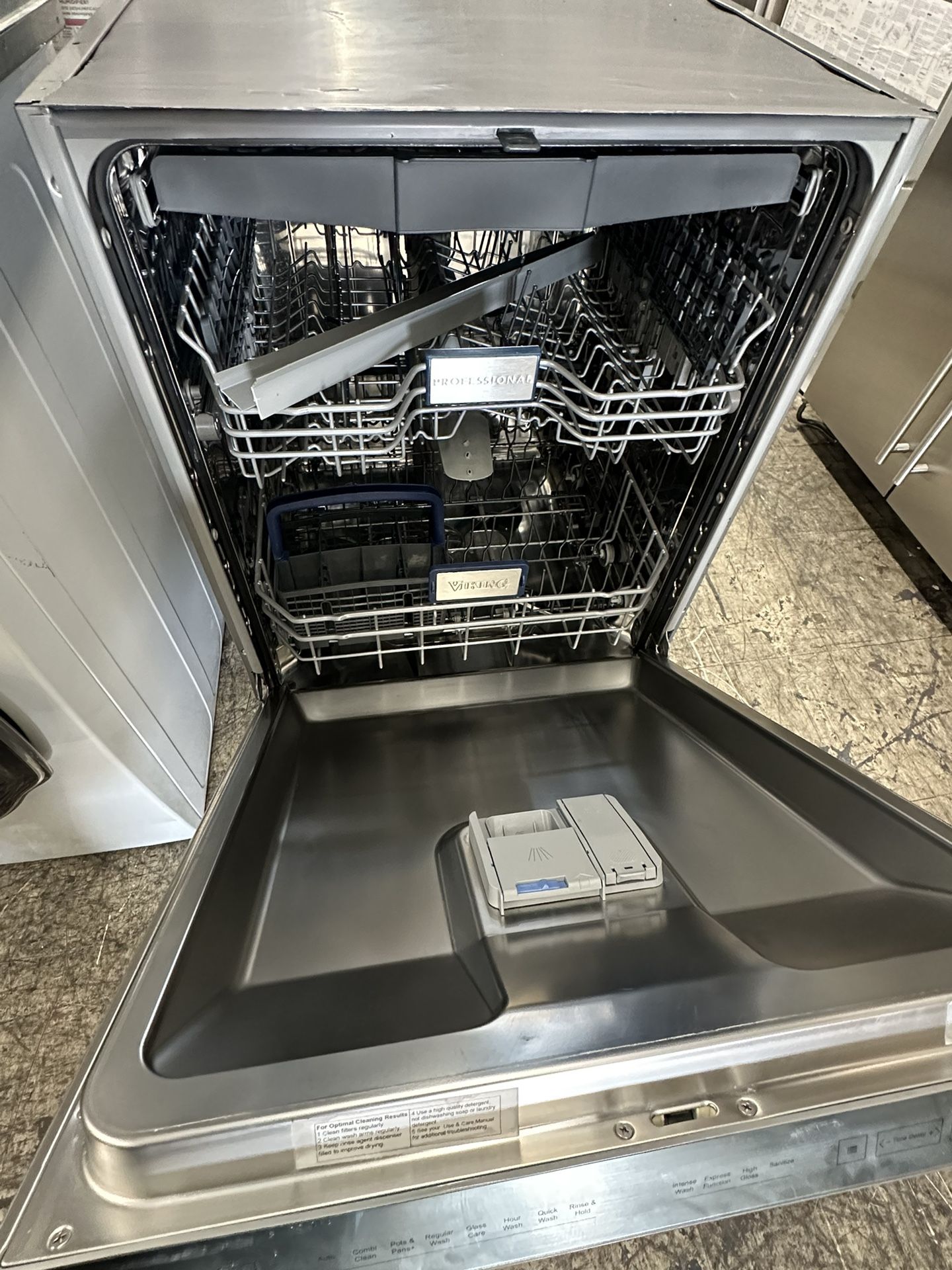Viking Professional Stainless Steel 24” Wide 3rd Rack Dishwasher Open Box for Sale in Costa