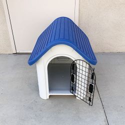 Brand New $50 Small Size Dog House Waterproof Plastic Outdoor Indoor 30x23x26” 