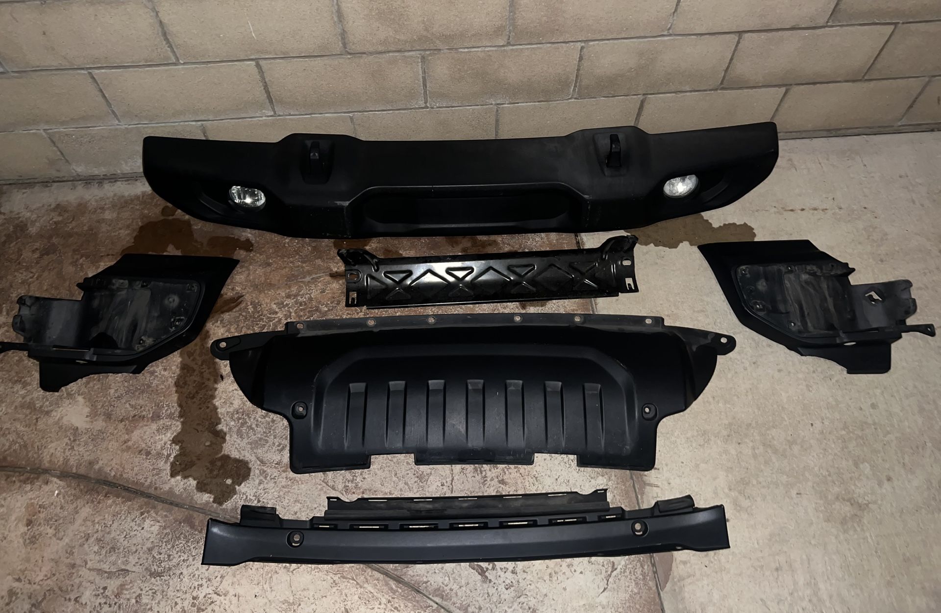 Jeep Gladiator / Wrangler Front Bumper Set – OEM Takeoff Parts (Complete Kit)